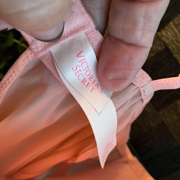 Victoria's Secret size 34B padded négligée top. Like new. Pinkish coral - Picture 5 of 8